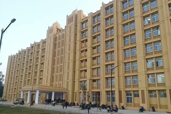 जेएएच में तीन दिन में 11,861 मरीज, 24 घंटे में 499 भर्ती का रिकॉर्ड