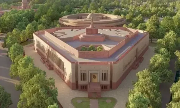 देश की संसद की सुरक्षा में बड़ी चूक: पेड़ पर चढ़ा शख्स, दीवार फांदकर घुसा अंदर