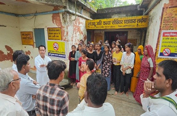 छात्रावास में घुन लगा गेहूं और आटे में इल्ली, विधायक इंजीनियर हरिबाबू राय ने किया निरीक्षण