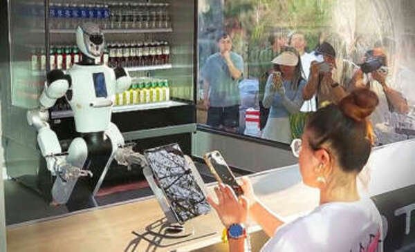 दुनिया का पहला ऐसा मॉल जहां दुकानें और कैफे पूरी तरह रोबोट चलाते हैं