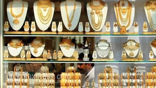 सोना ₹477 टूटा, चांदी ₹885 गिरी: जानें 19 अगस्त 2025 के ताज़ा रेट