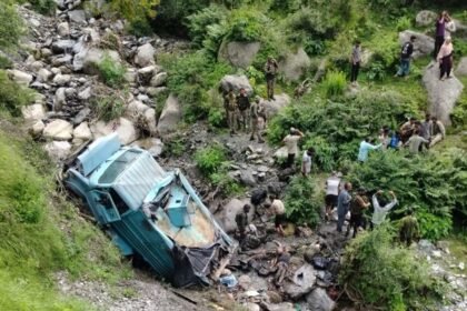 उधमपुर में भीषण सड़क हादसा: खाई में गिरी CRPF की गाड़ी, 2 जवान शहीद, कई घायल