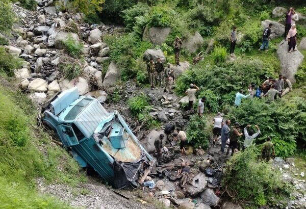 उधमपुर में भीषण सड़क हादसा: खाई में गिरी CRPF की गाड़ी, 2 जवान शहीद, कई घायल