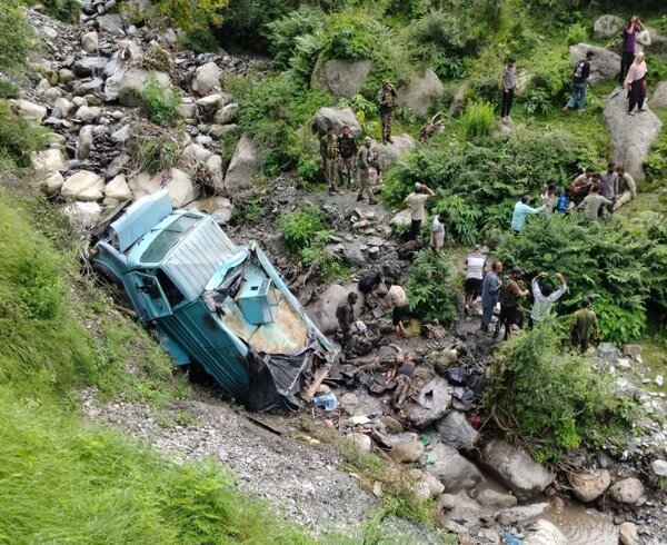 उधमपुर में भीषण सड़क हादसा: खाई में गिरी CRPF की गाड़ी, 2 जवान शहीद, कई घायल