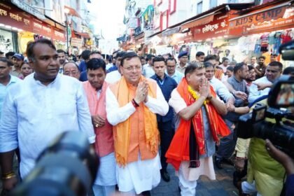 देहरादून पलटन बाजार में CM धामी का 'स्वदेशी अपनाओ' अभियान, स्थानीय व्यापारियों और नागरिकों को किया प्रेरित