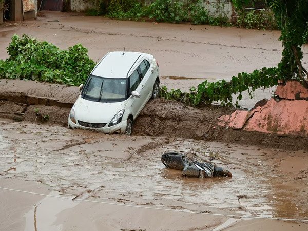 जम्मू-कश्मीर समेत उत्तर भारत में तबाही: वैष्णो देवी मार्ग पर भूस्खलन में 34 की मौत, कई राज्य बाढ़ की चपेट में
