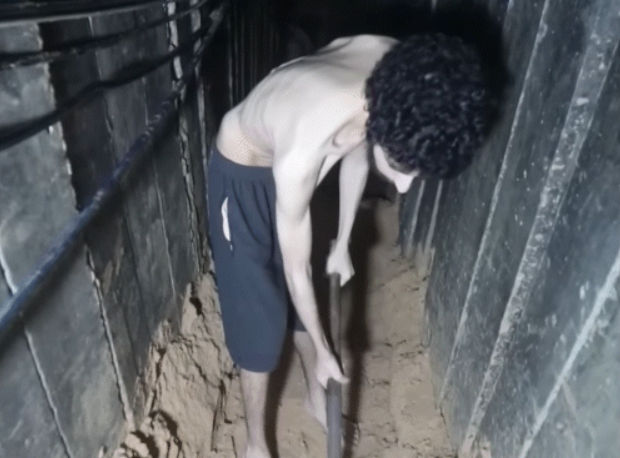 इजरायली बंधक को हमास ने अपनी ही कब्र खोदने पर किया मजबूर, भूख से बना कंकाल