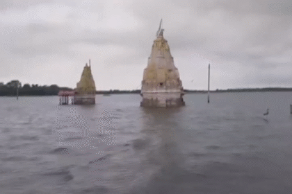 बांसवाड़ा: जलमग्न हुआ संगमेश्वर महादेव मंदिर, भक्तों ने नाव से पहुंचकर की आरती