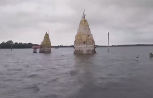 बांसवाड़ा: जलमग्न हुआ संगमेश्वर महादेव मंदिर, भक्तों ने नाव से पहुंचकर की आरती