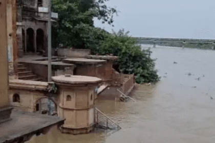 आगरा में यमुना खतरे पर: ताजमहल तक पहुंचा पानी, श्मशान घाट और मंदिर डूबे