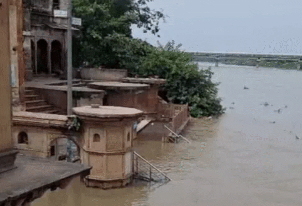 आगरा में यमुना खतरे पर: ताजमहल तक पहुंचा पानी, श्मशान घाट और मंदिर डूबे