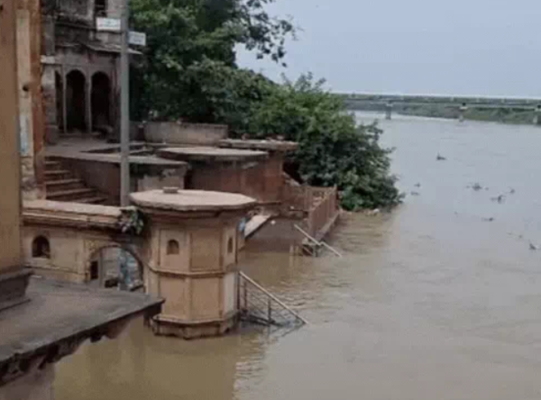 आगरा में यमुना खतरे पर: ताजमहल तक पहुंचा पानी, श्मशान घाट और मंदिर डूबे