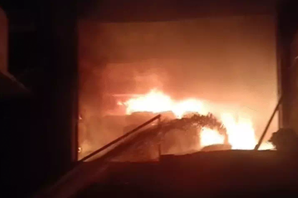 ग्वालियर में जूता फैक्ट्री में भीषण आग: 25 फायर ब्रिगेड ने 3 घंटे में पाया काबू, लाखों का माल राख