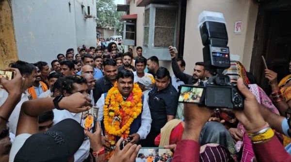Durg: Minister Gajendra Yadav received a grand welcome in his native village Ahiwara, huge crowd gathered