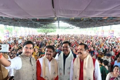 Union Minister Jyotiraditya Scindia reached Guna by driving a tractor