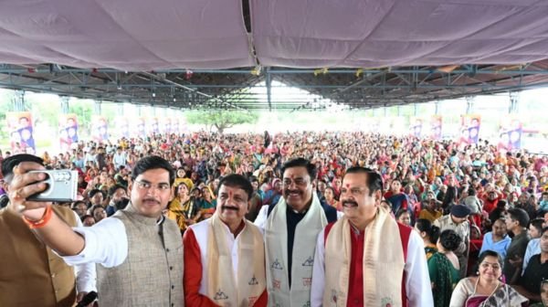 Union Minister Jyotiraditya Scindia reached Guna by driving a tractor