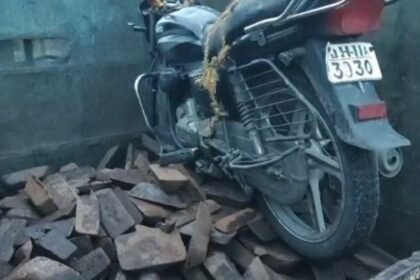 Giridih: Stolen iron of railways recovered, stolen bike confiscated