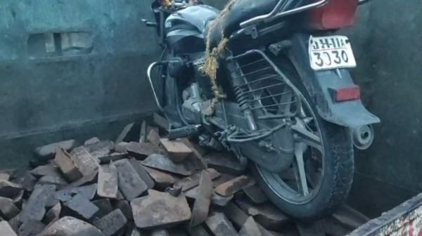 Giridih: Stolen iron of railways recovered, stolen bike confiscated