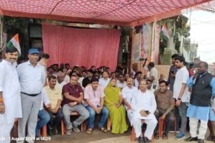 Ramanujganj: Farmers protest over fertilizer and KCC loan payment