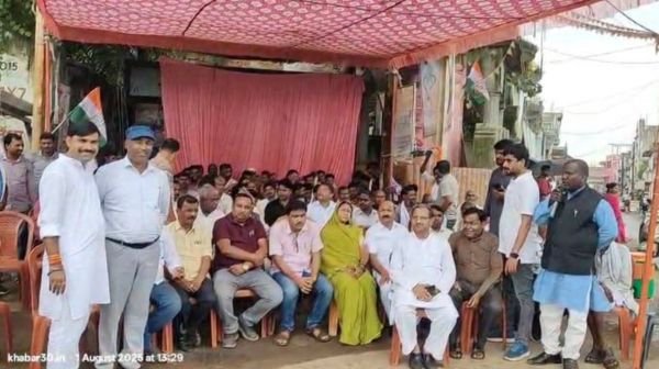 Ramanujganj: Farmers protest over fertilizer and KCC loan payment