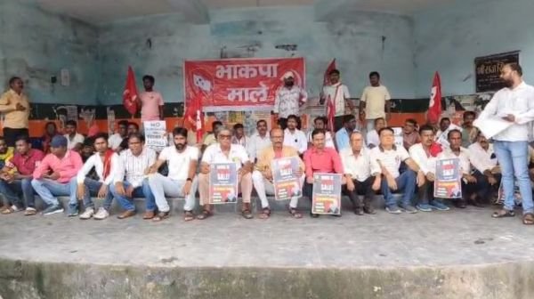 CPI(ML) staged a sit-in protest against America's 25% tariff on India