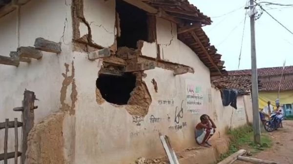 Korba: Terror of tusker elephant, three houses destroyed, villagers in panic