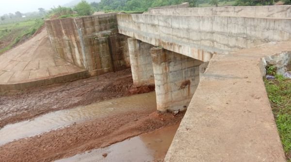 Khairagarh: Canal collapsed due to heavy rain, villagers raised questions on poor construction