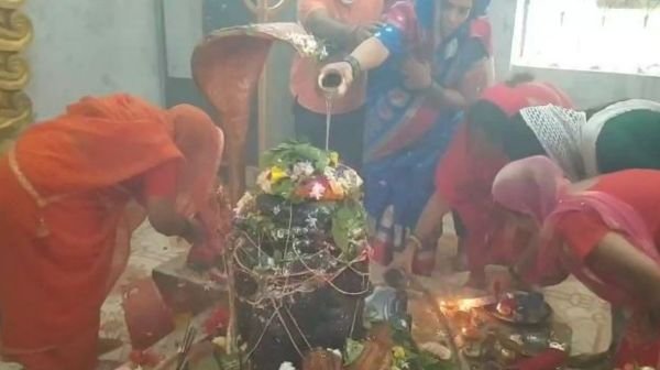 Korba: Last Monday of the month of Savan, a huge crowd of Shiva devotees gathered in the temples