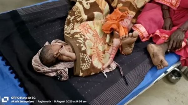 Balrampur: Pregnant woman reached hospital on foot due to lack of road, gave birth on the way