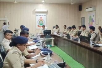 Superintendent of Police Divyang Patel held a review meeting on pending crimes
