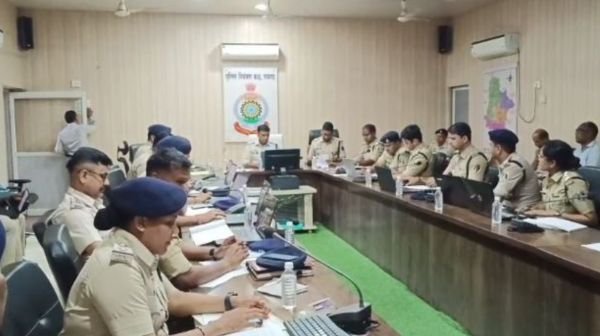 Superintendent of Police Divyang Patel held a review meeting on pending crimes