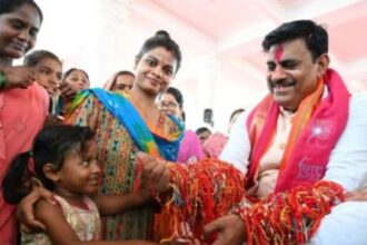 Rakshabandhan celebrated in Mukherjee Nagar Kolar, thousands of sisters tied Rakhi to MLA Rameshwar Sharma