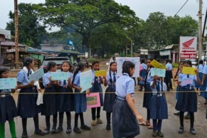 Katghora: Students protested by blocking the road in school uniform