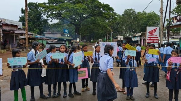 Katghora: Students protested by blocking the road in school uniform