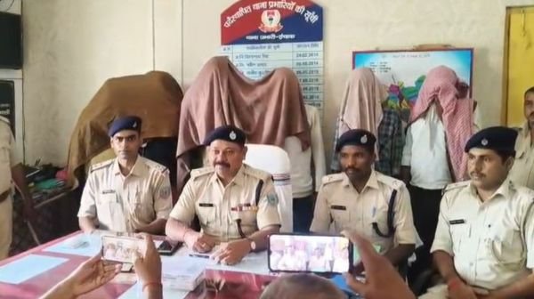 Police raid on gambling den in Ichak, six accused arrested