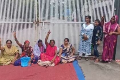 Katghora: Both land and job lost, women protest against SECL
