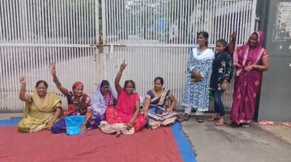 Katghora: Both land and job lost, women protest against SECL
