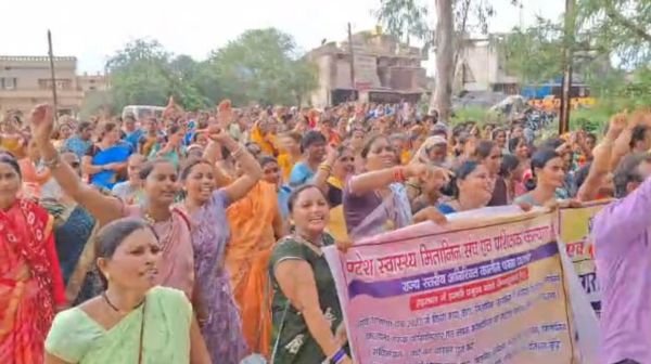 Demonstration by Mitanin Sangh in Bemetara, memorandum submitted to the government