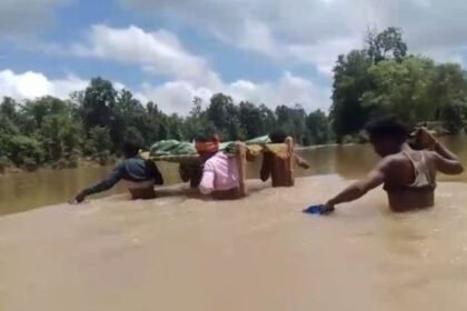 Balrampur: In the absence of a road, the dead body of a woman was carried across the river on a cot