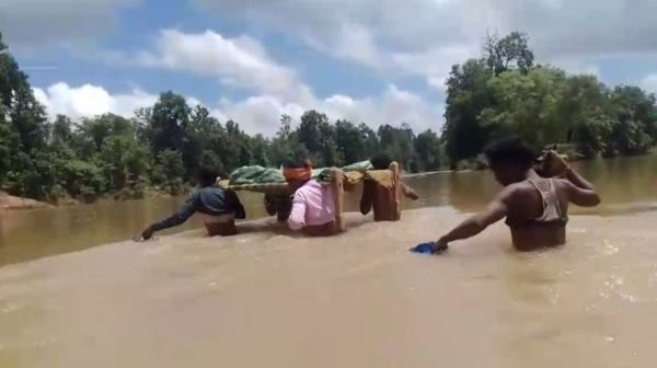 Balrampur: In the absence of a road, the dead body of a woman was carried across the river on a cot