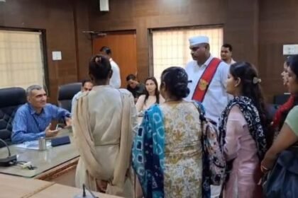 Bemetara: Teachers appealed to the collector for not getting salary