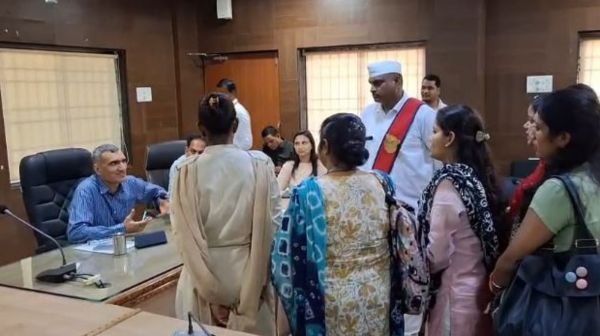 Bemetara: Teachers appealed to the collector for not getting salary