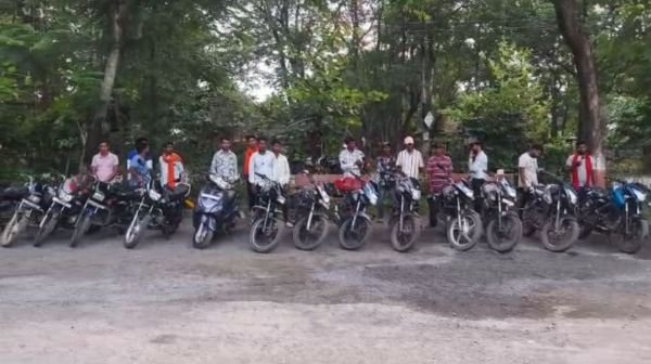 Katghora: Police takes strict action against vehicles without number plates and three passengers