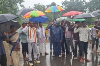 Sukma: Congress and Adivasi Raj Morcha stage a sit-in protest over the issue of adding phenyl to Pota Cabin food