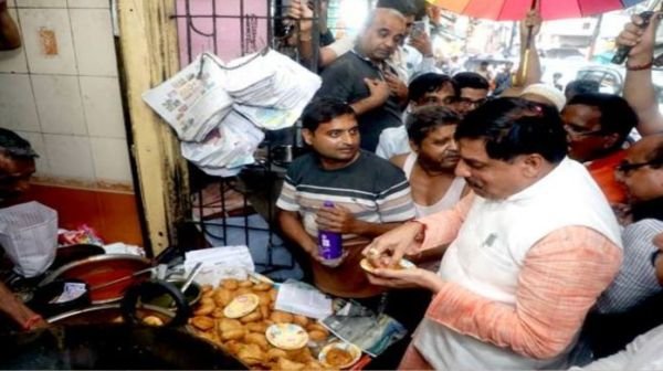 Chief Minister Dr. Yadav tasted the famous Shri Sanwaria Kachori of Ujjain
