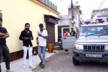 57 lakh fraud case in Dhanbad: Police pasted a notice at the house of absconding accused Ashish Gupta