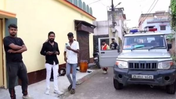 57 lakh fraud case in Dhanbad: Police pasted a notice at the house of absconding accused Ashish Gupta