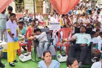 Korba: Health Mission employees donated blood on the 11th day of the strike