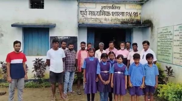 Pakhanjur: Villagers protest against dilapidated school building, demand for new building