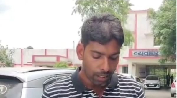 Husband reached the police station due to a dispute between husband and wife, police officer slapped him